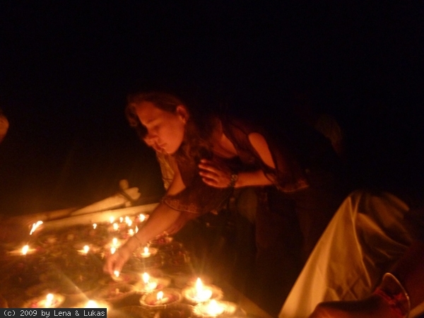 4050 wir entztünden kerzen und lassen sie anschließend auf dem Ganges schwimmen